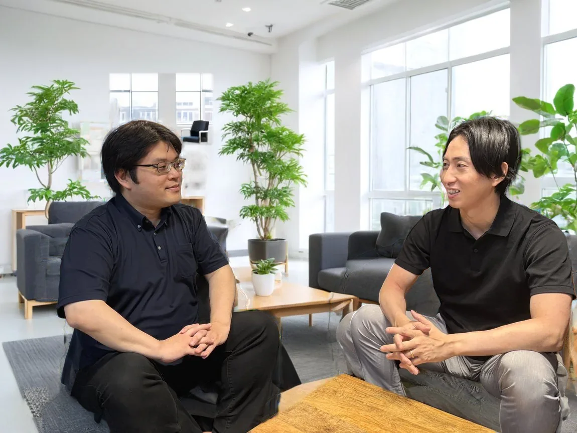 語り合う石本と浅香