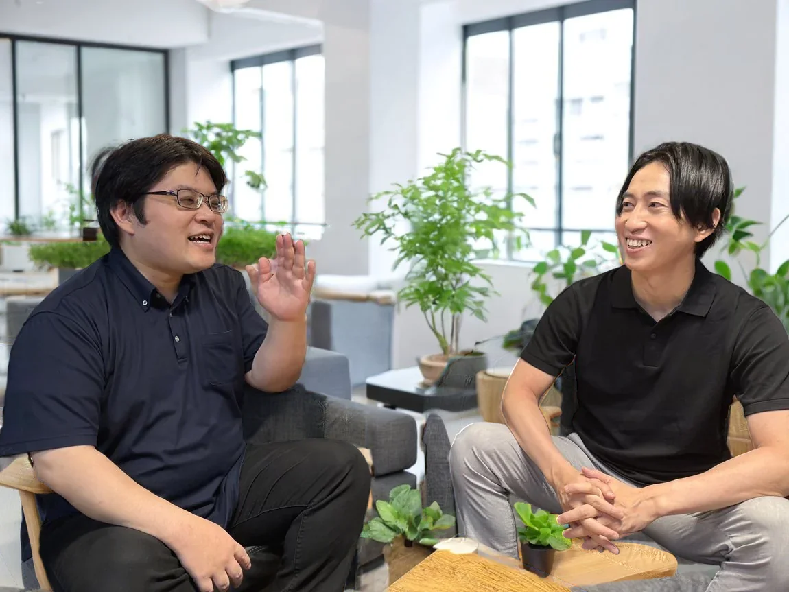 身振りを交えて語る石本